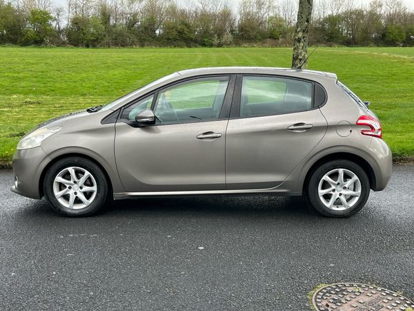 Peugeot 208 Hatchback, Diesel, 2013, Grey