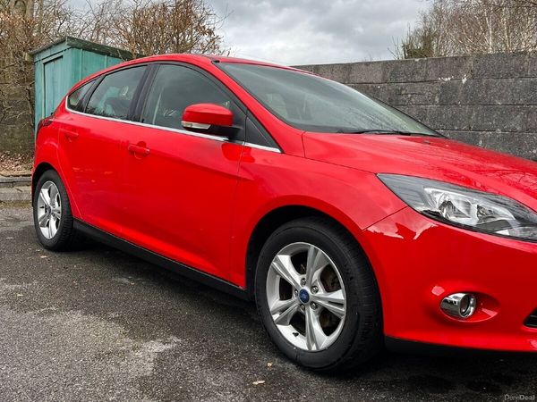 Ford Focus Hatchback, Petrol, 2013, Red