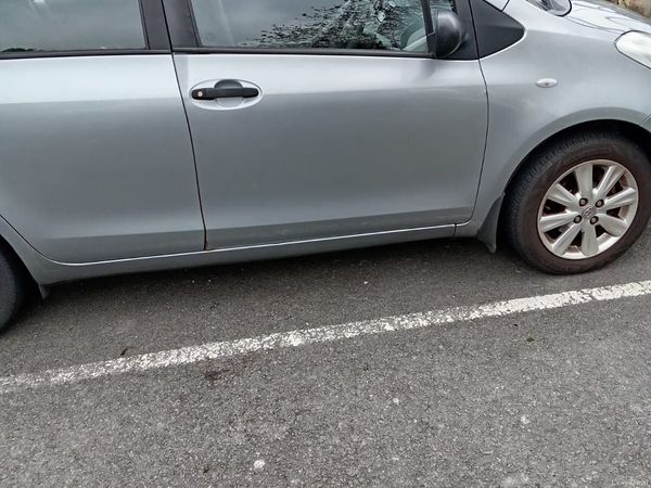 Toyota Yaris Hatchback, Petrol, 2011, Silver