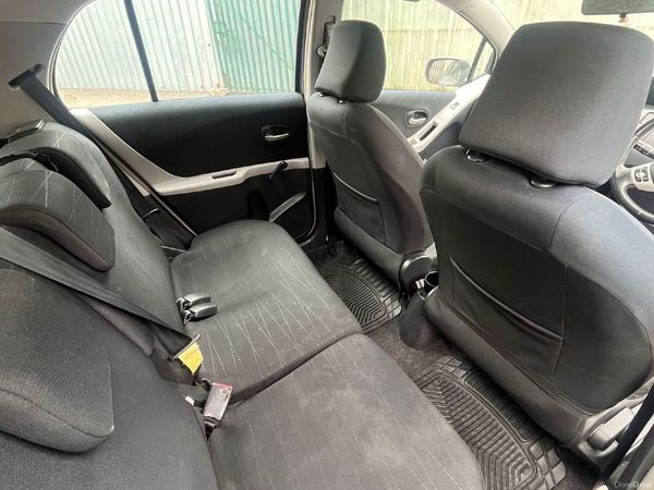 Toyota Yaris Hatchback, Petrol, 2009, Silver