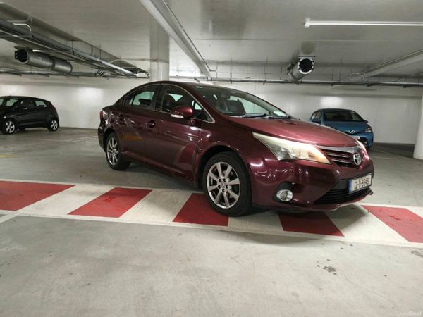 Toyota Avensis Saloon, Petrol, 2012, Red