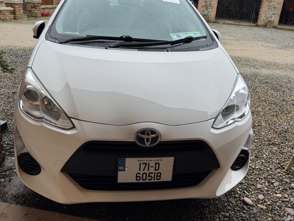 Toyota Aqua Hatchback, Petrol Hybrid, 2017, White