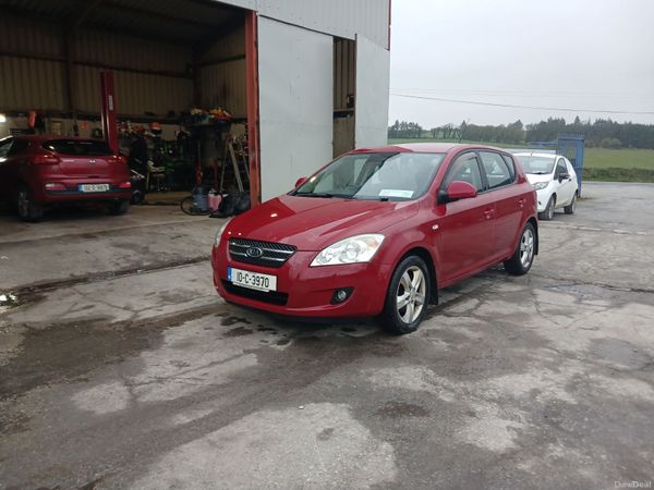 Kia Ceed Hatchback, Diesel, 2010, Red