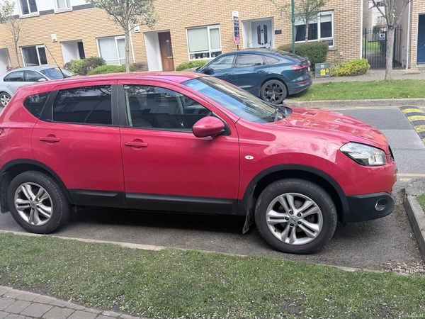 Nissan Qashqai Hatchback, Diesel, 2012, Red