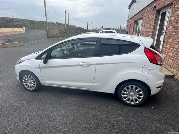 Ford Fiesta Hatchback, Petrol, 2015, White