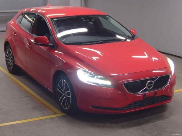 Volvo V40 Hatchback, Petrol, 2018, Red