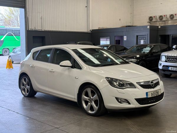 Opel Astra Hatchback, Petrol, 2011, White