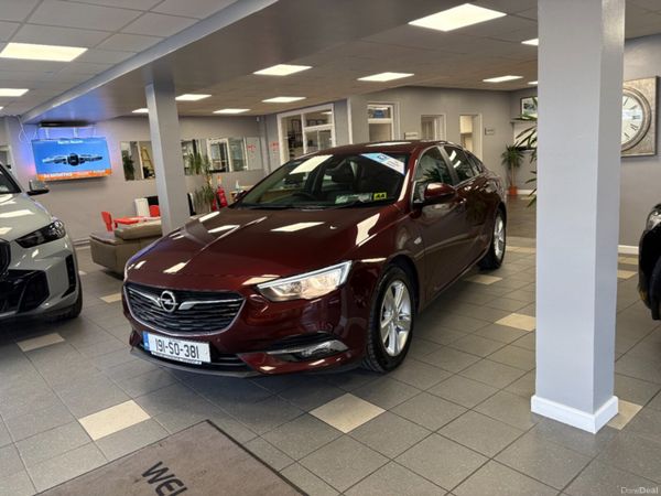 Opel Insignia Hatchback, Petrol, 2019, Red