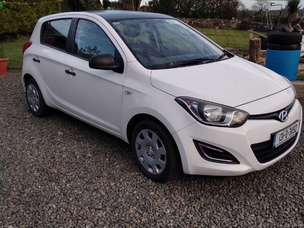 Hyundai i20 Hatchback, Petrol, 2013, White