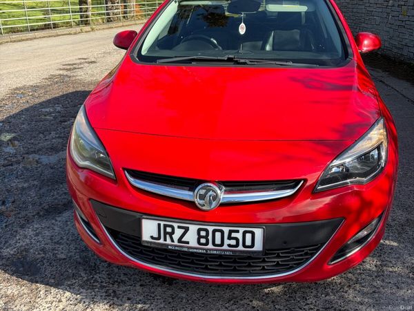 Vauxhall Astra Hatchback, Diesel, 2015, Red