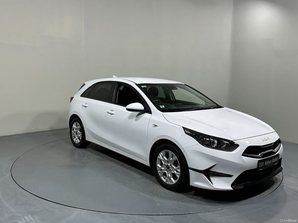 Kia Ceed Hatchback, Diesel Hybrid, 2023, White