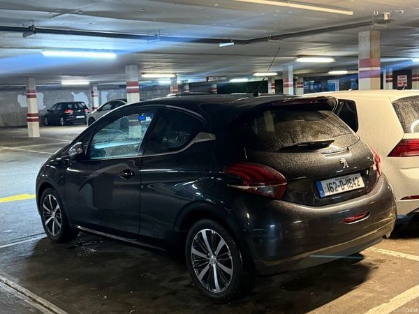 Peugeot 208 Hatchback, Petrol, 2016, Black