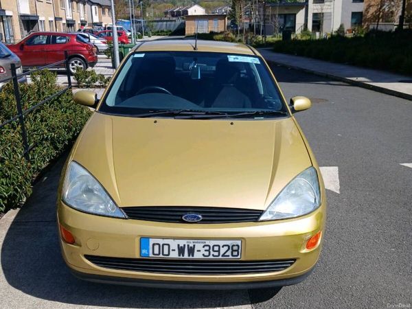 Ford Focus Hatchback, Petrol, 2000, Gold