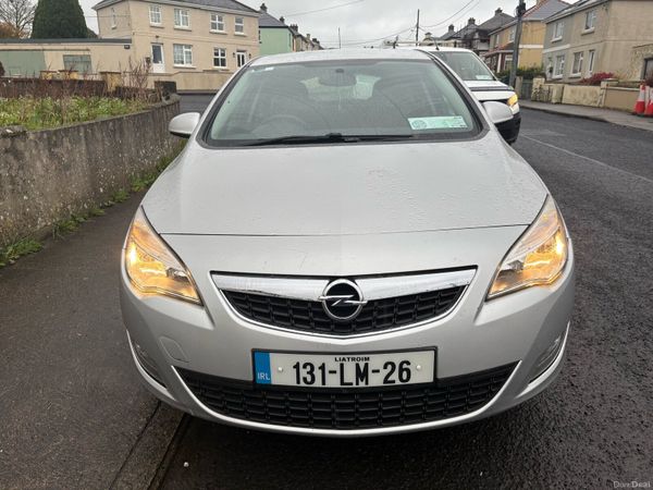 Opel Astra Hatchback, Petrol, 2013, Silver