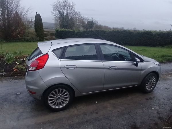 Ford Fiesta Hatchback, Petrol, 2015, Silver