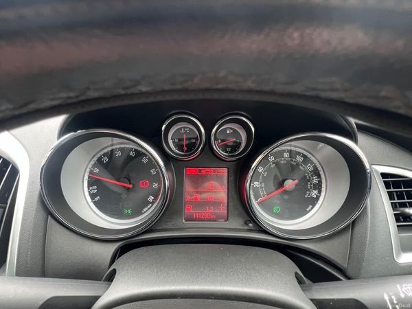 Vauxhall Astra Hatchback, Petrol, 2013, Black