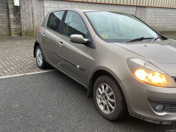 Renault Clio Hatchback, Petrol, 2009, Gold