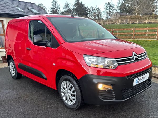 Volkswagen Passat Saloon, Diesel, 2017, White