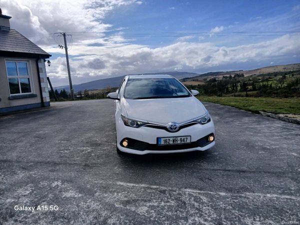 Toyota Auris Hatchback, Petrol Hybrid, 2016, White