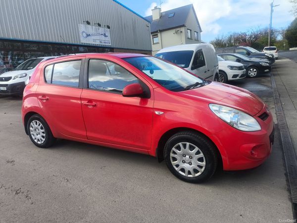 Hyundai i20 Hatchback, Petrol, 2010, Red