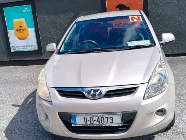 Hyundai i20 Hatchback, Petrol, 2011, Gold