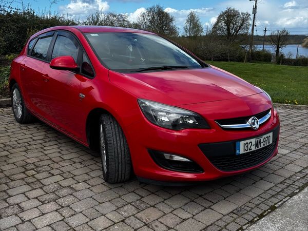 Vauxhall Astra Hatchback, Petrol, 2013, Red