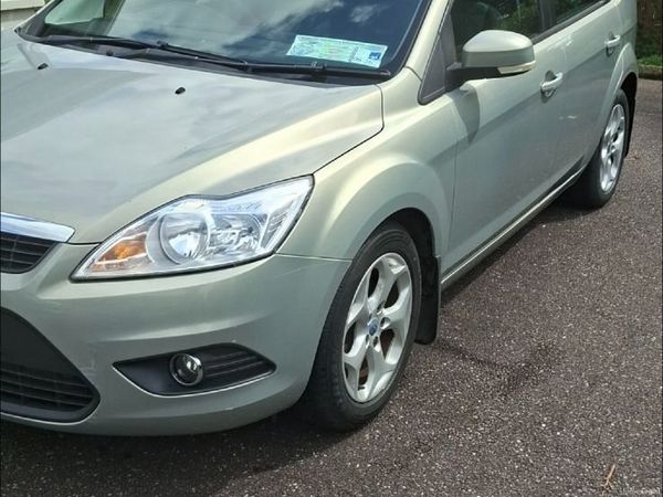 Ford Focus Hatchback, Diesel, 2010, Gold