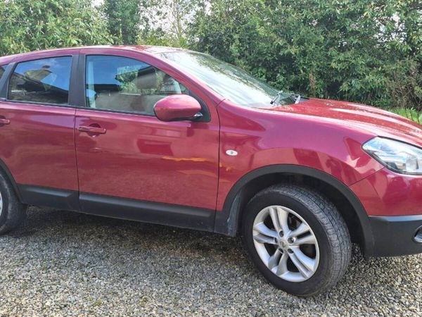Nissan Qashqai Hatchback, Diesel, 2013, Red