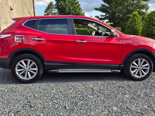 Nissan Qashqai SUV, Diesel, 2017, Red