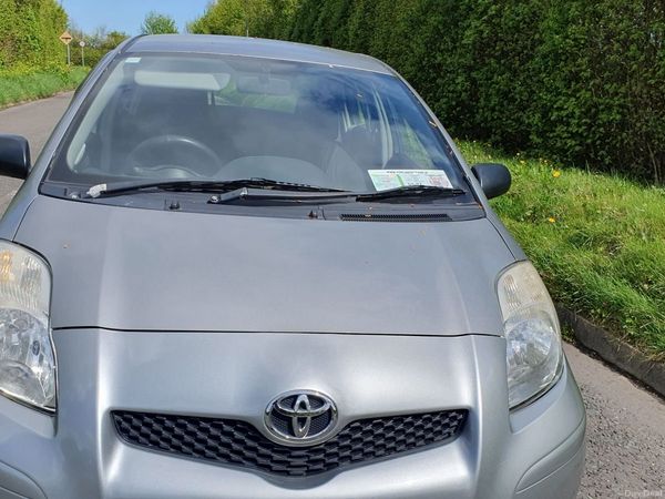 Toyota Yaris Hatchback, Petrol, 2010, Silver