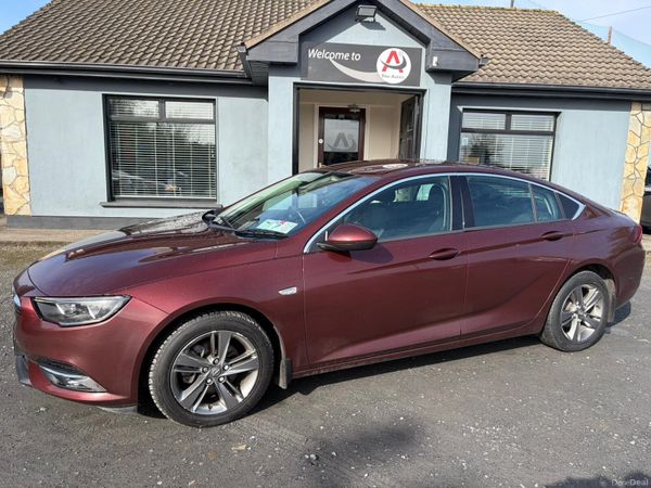 Opel Insignia Hatchback, Diesel, 2021, Red
