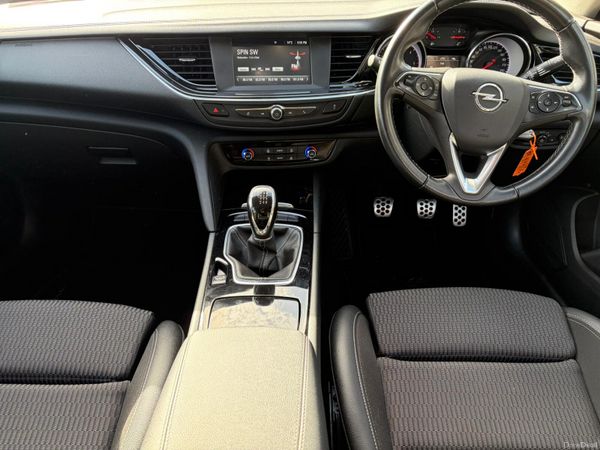 Opel Insignia Hatchback, Diesel, 2021, Red