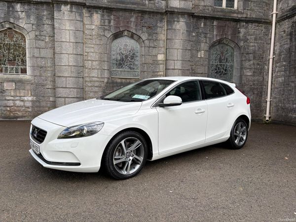 Volvo V40 Hatchback, Diesel, 2016, White