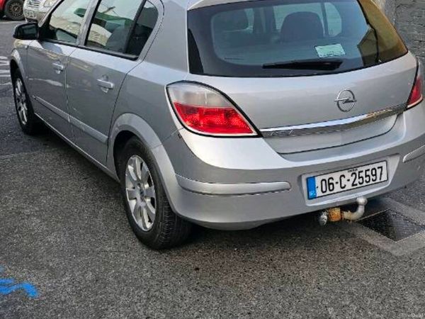 Opel Astra Hatchback, Petrol, 2006, Silver