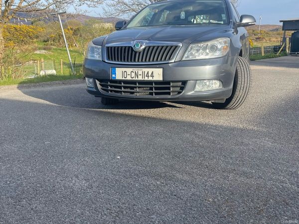 Skoda Octavia Estate, Petrol, 2010, Grey
