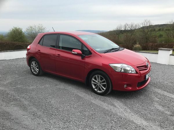 Toyota Auris Hatchback, Diesel, 2011, Red
