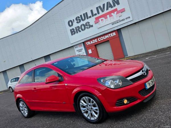 Opel Astra Hatchback, Petrol, 2011, Red