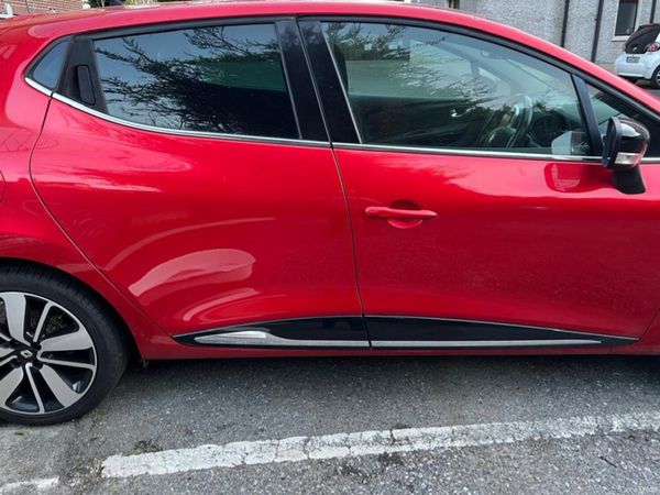 Renault Clio Hatchback, Petrol, 2016, Red