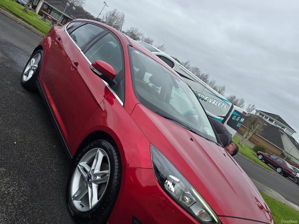 Ford Focus Hatchback, Diesel, 2015, Red