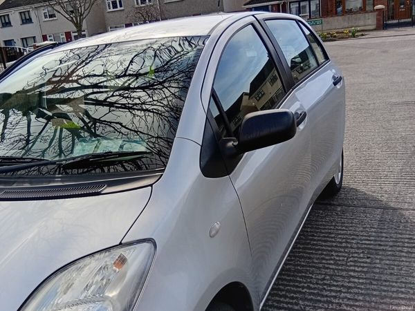 Toyota Yaris Hatchback, Petrol, 2011, Silver