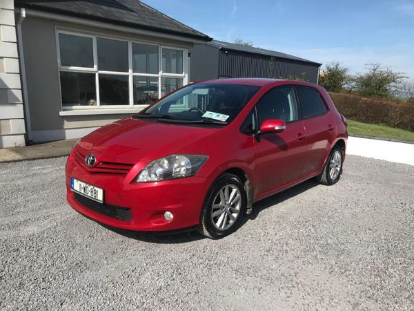 Toyota Auris Hatchback, Diesel, 2011, Red