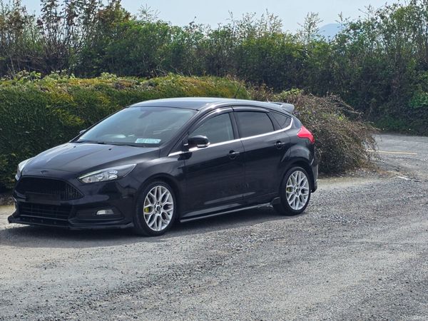 Ford Focus Hatchback, Petrol, 2015, Black