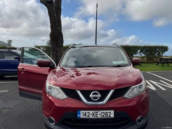 Nissan Qashqai Hatchback, Diesel, 2014, Red