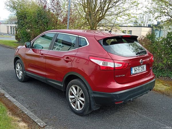 Nissan Qashqai Hatchback, Diesel, 2014, Red