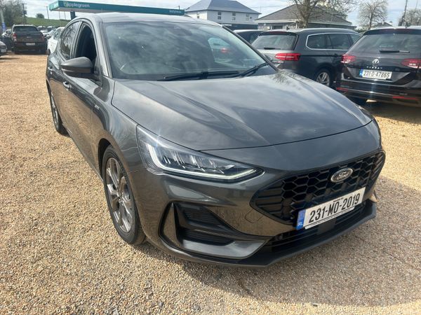 Ford Focus Hatchback, Diesel, 2023, Grey