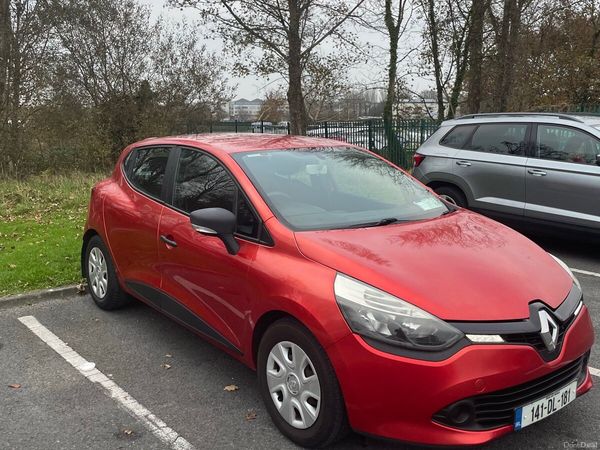 Renault Clio Hatchback, Petrol, 2014, Red