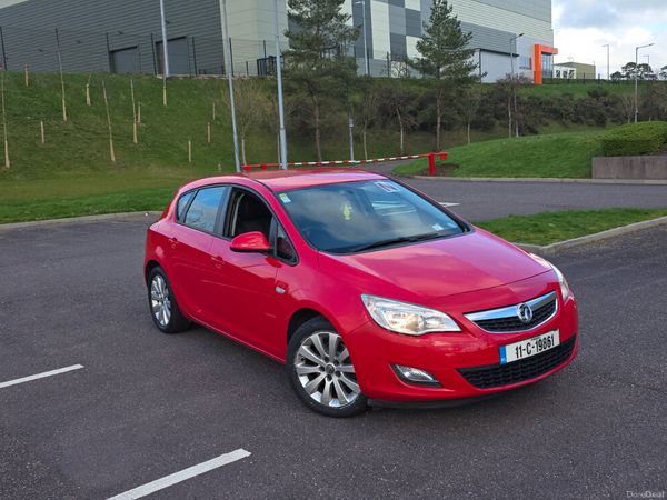 Vauxhall Astra Hatchback, Diesel, 2011, Red