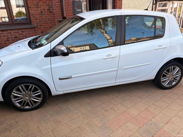 Renault Clio Hatchback, Petrol, 2012, White