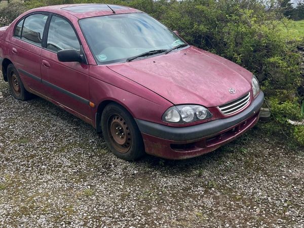 Toyota Avensis Saloon, Petrol, 2000, Red