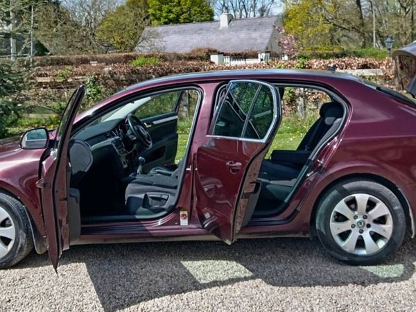 Skoda Superb Hatchback, Diesel, 2010, Red